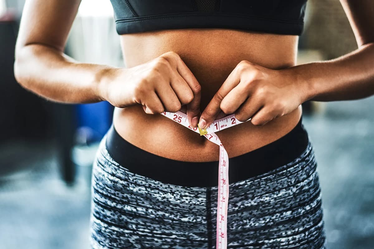 Grasa del abdomen inferior en la práctica: déficit, levantamiento, sueño — no una máquina de 'quema localizada'