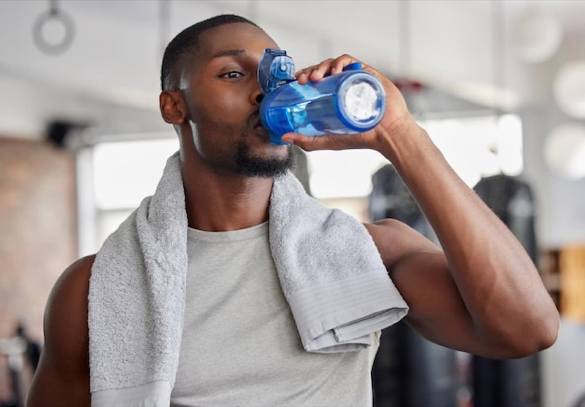 Beber agua al entrenar: 300–500 ml/hora — la sed ya significa que llegas tarde.