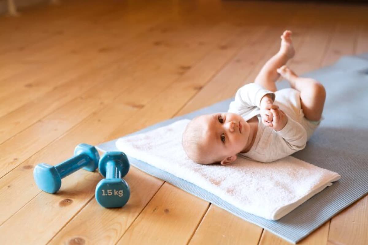 Horario para nuevas mamás: 2–3 × sesiones de 25 minutos, mancuernas, entrena mientras el bebé duerme