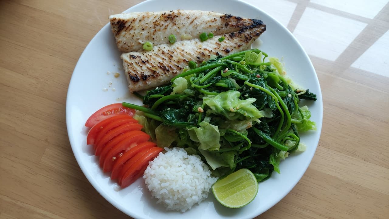 7-day fat-loss menu that still fills you up: ~1,800 kcal rice, veg, fish