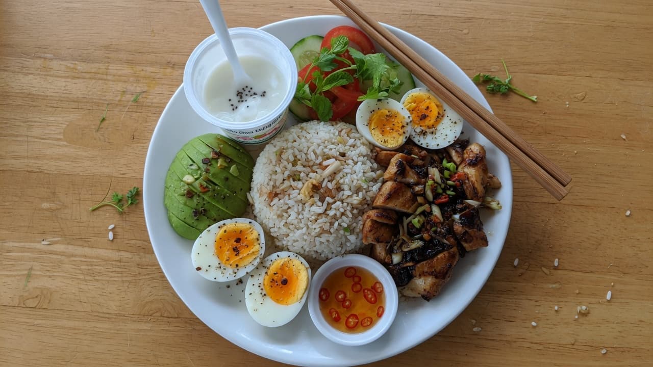 Vietnamese-style muscle menu for women: ~2,200 kcal, full enough to lift